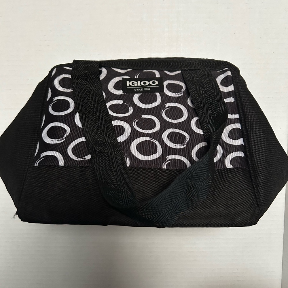 Igloo Black and White Lunch Bag with Circular Pattern